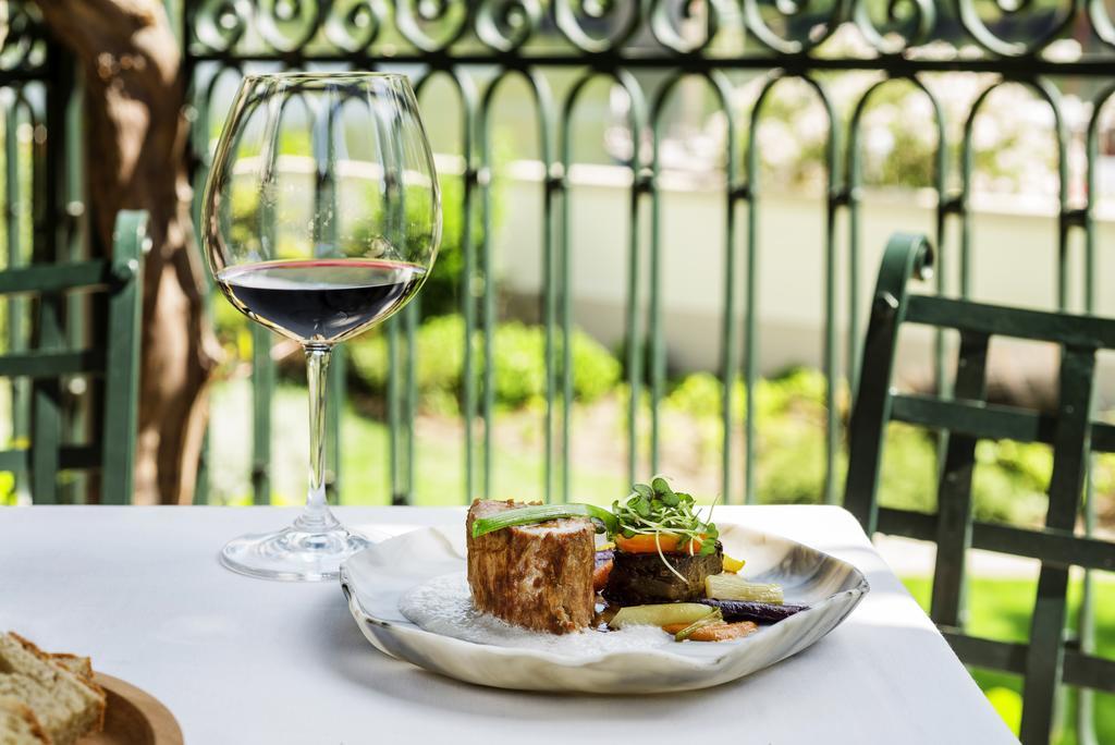 The Vintage House - Douro Hotel Pinhao Luaran gambar A glass of wine and a plate of food