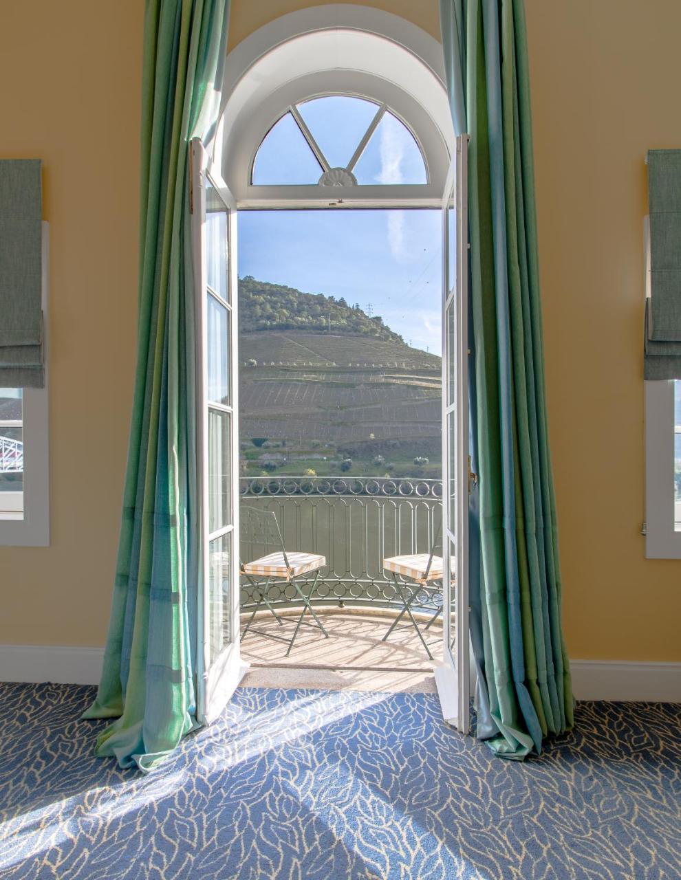 The Vintage House - Douro Hotel Pinhao Luaran gambar A view of the balcony of a suite at the Cape Heritage