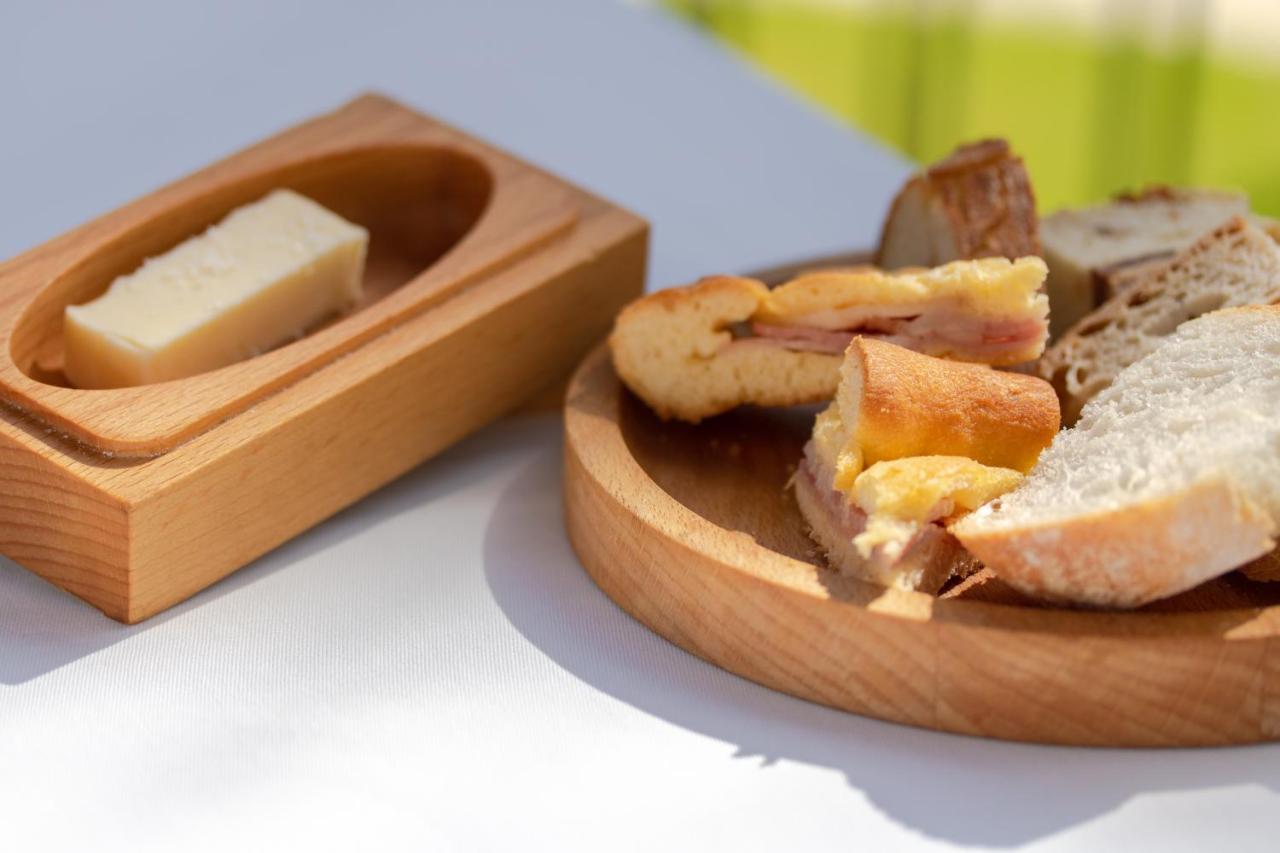 The Vintage House - Douro Hotel Pinhao Luaran gambar A typical Italian bread with olive oil and ham